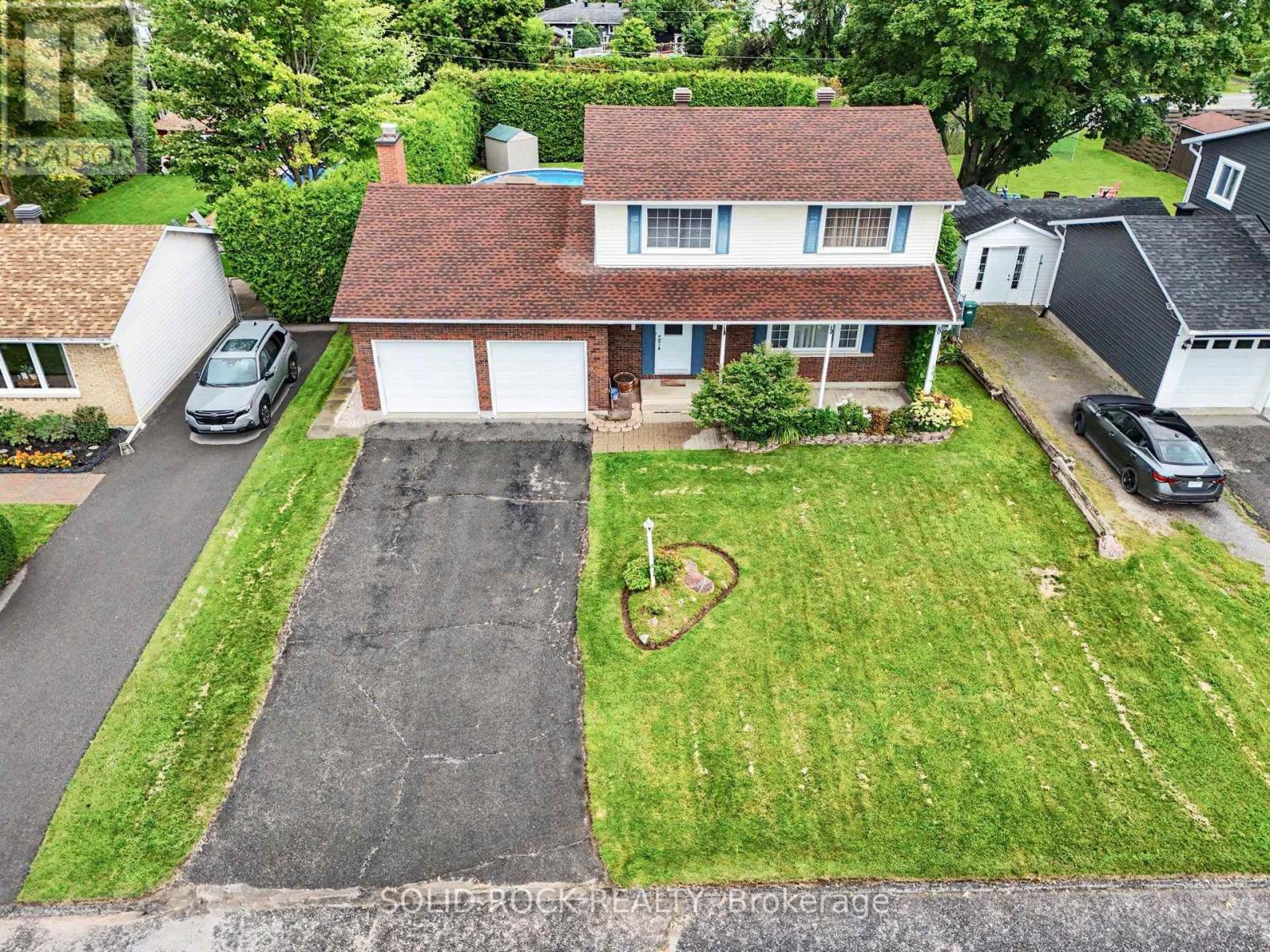 Large driveway with parking for 4
