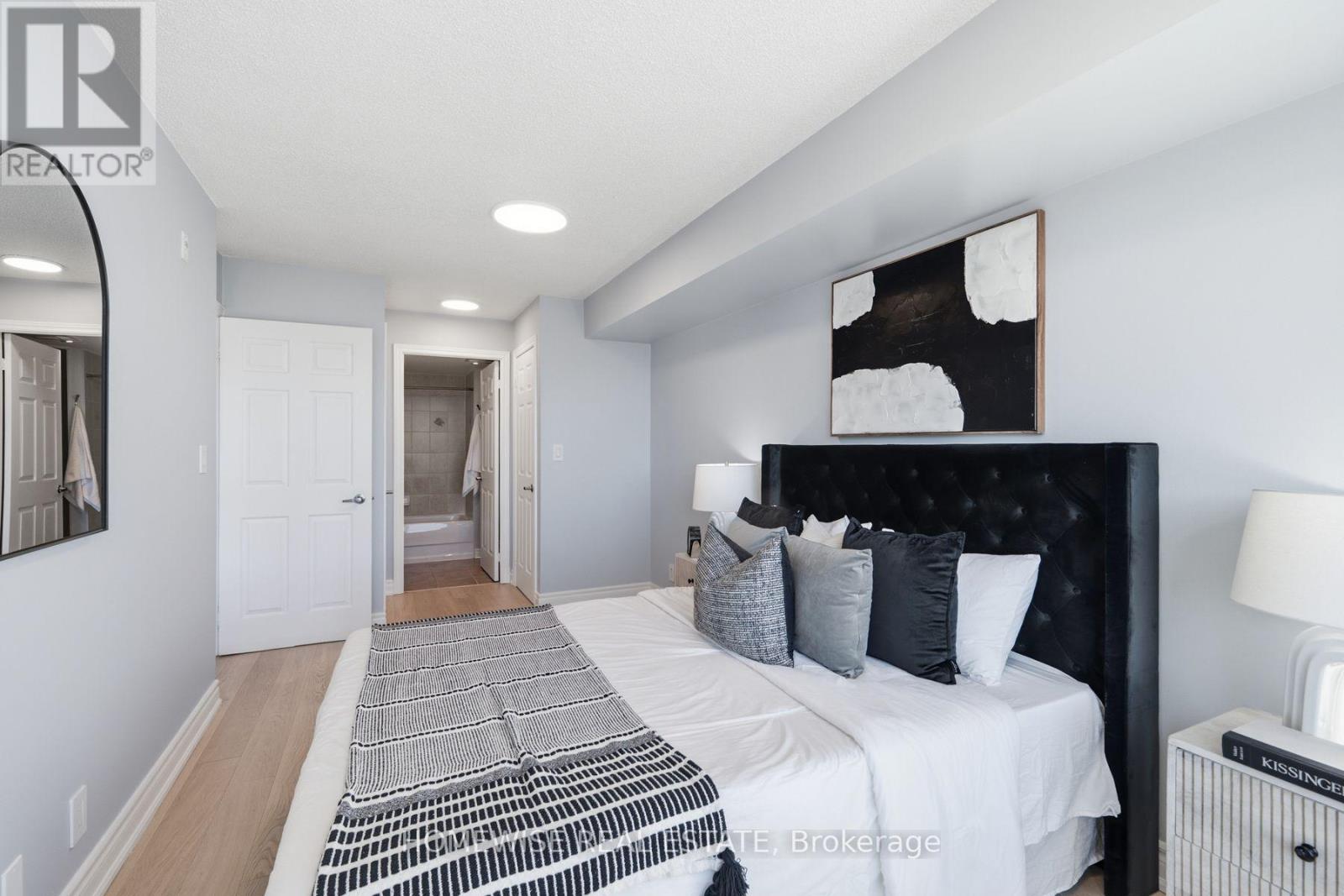 1001- 225 Wellesley Street East, Toronto, ON photo 14