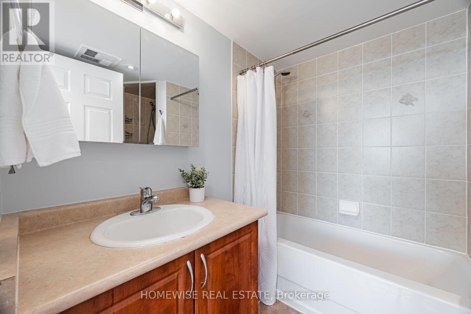 1001- 225 Wellesley Street East, Toronto, ON photo 17