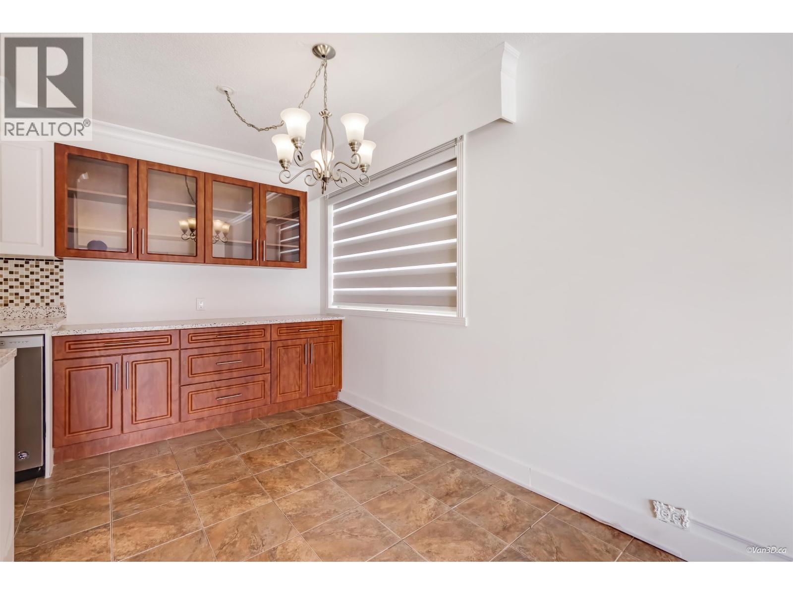 111 235 E 13TH STREET, North Vancouver - Image 1