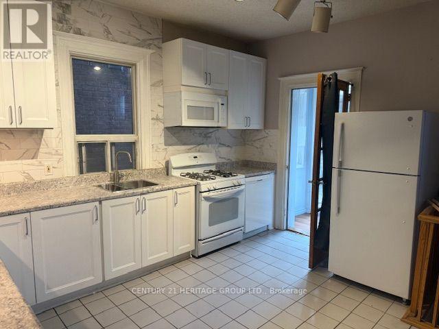 16 Sparkhall Avenue, Toronto, ON photo 6