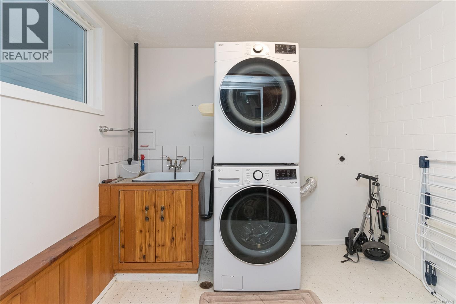 955 Doumac Ave, Saanich - Image 1