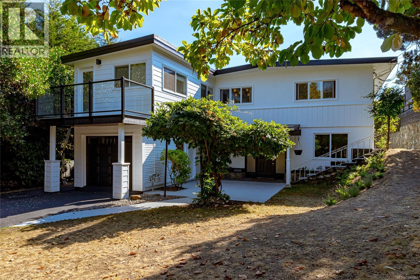 955 Doumac Ave, Saanich