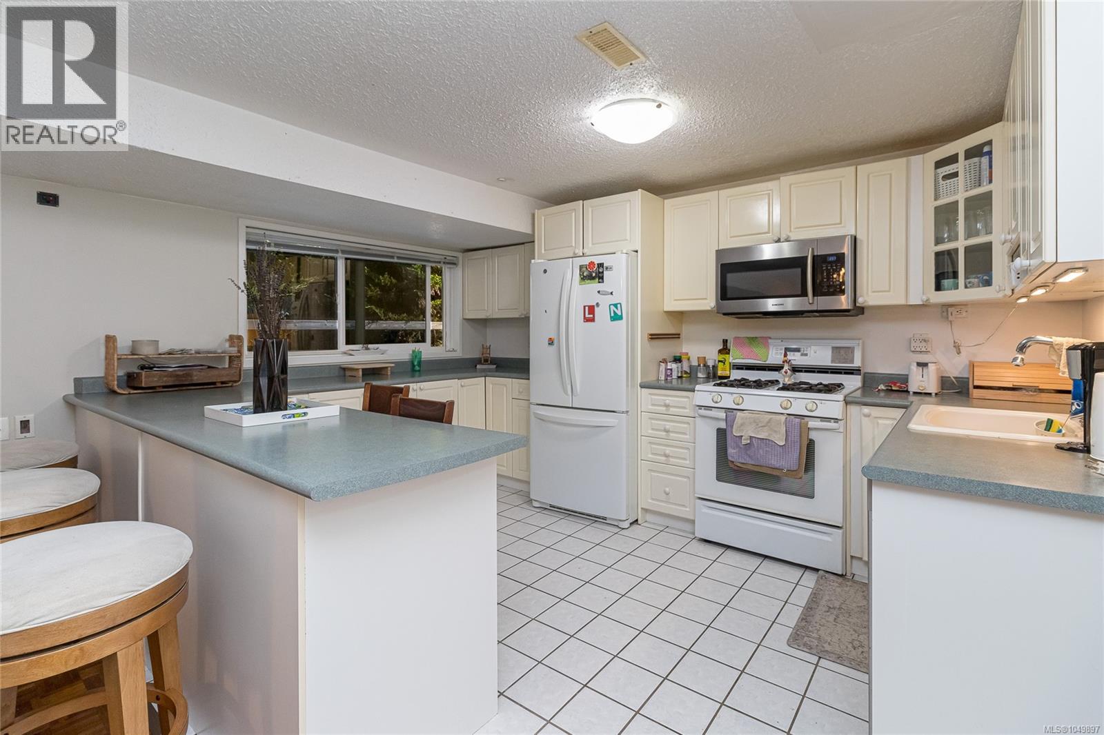955 Doumac Ave, Saanich - Image 1