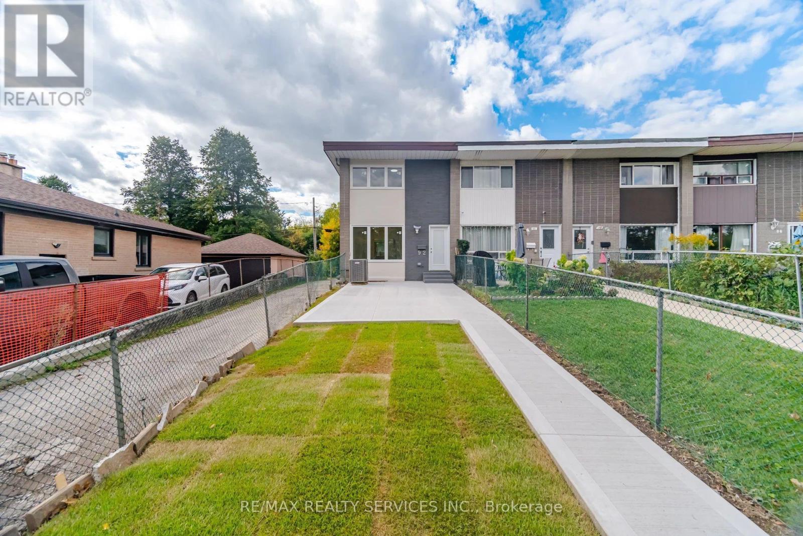 92 Corby Crescent, Brampton, ON photo 2