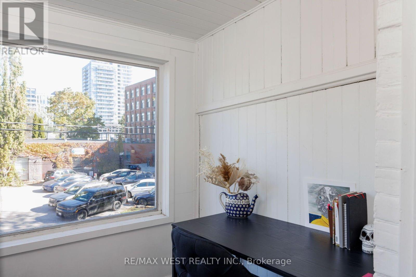 12 STRICKLAND AVENUE - 32
