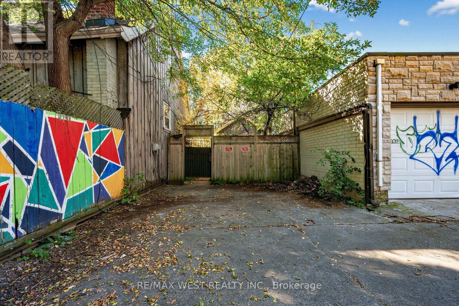 279 Brunswick Avenue, Toronto, ON photo 8