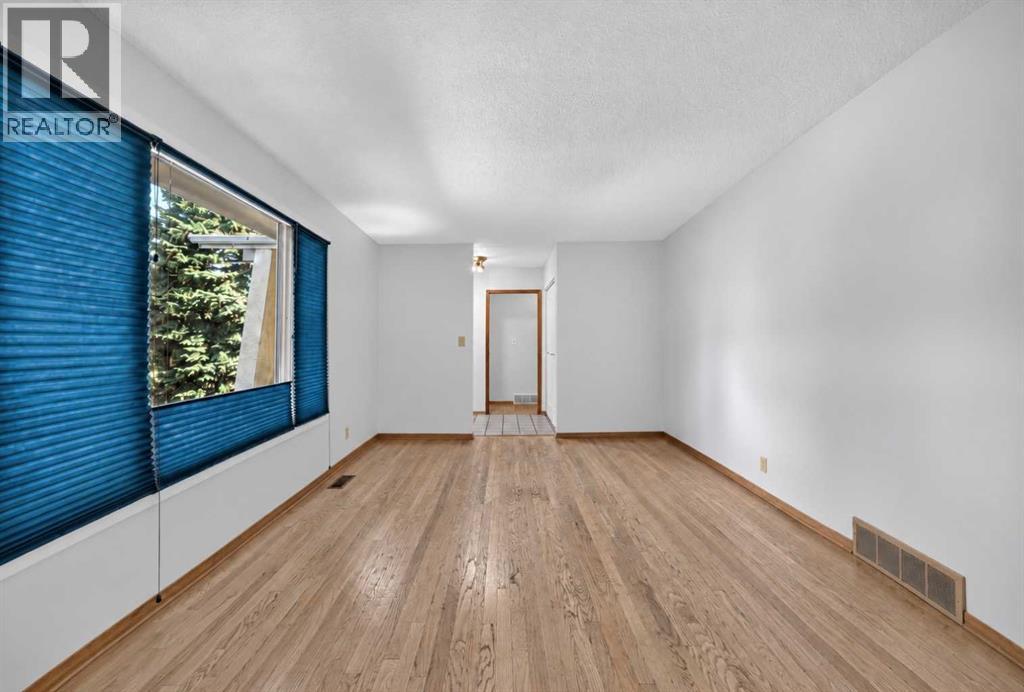 112 Queensland Place SE photo 4