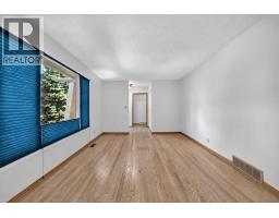 112 Queensland Place SE, Calgary — photo 4
