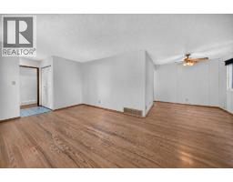 112 Queensland Place SE, Calgary — photo 9