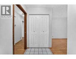 112 Queensland Place SE, Calgary — photo 3