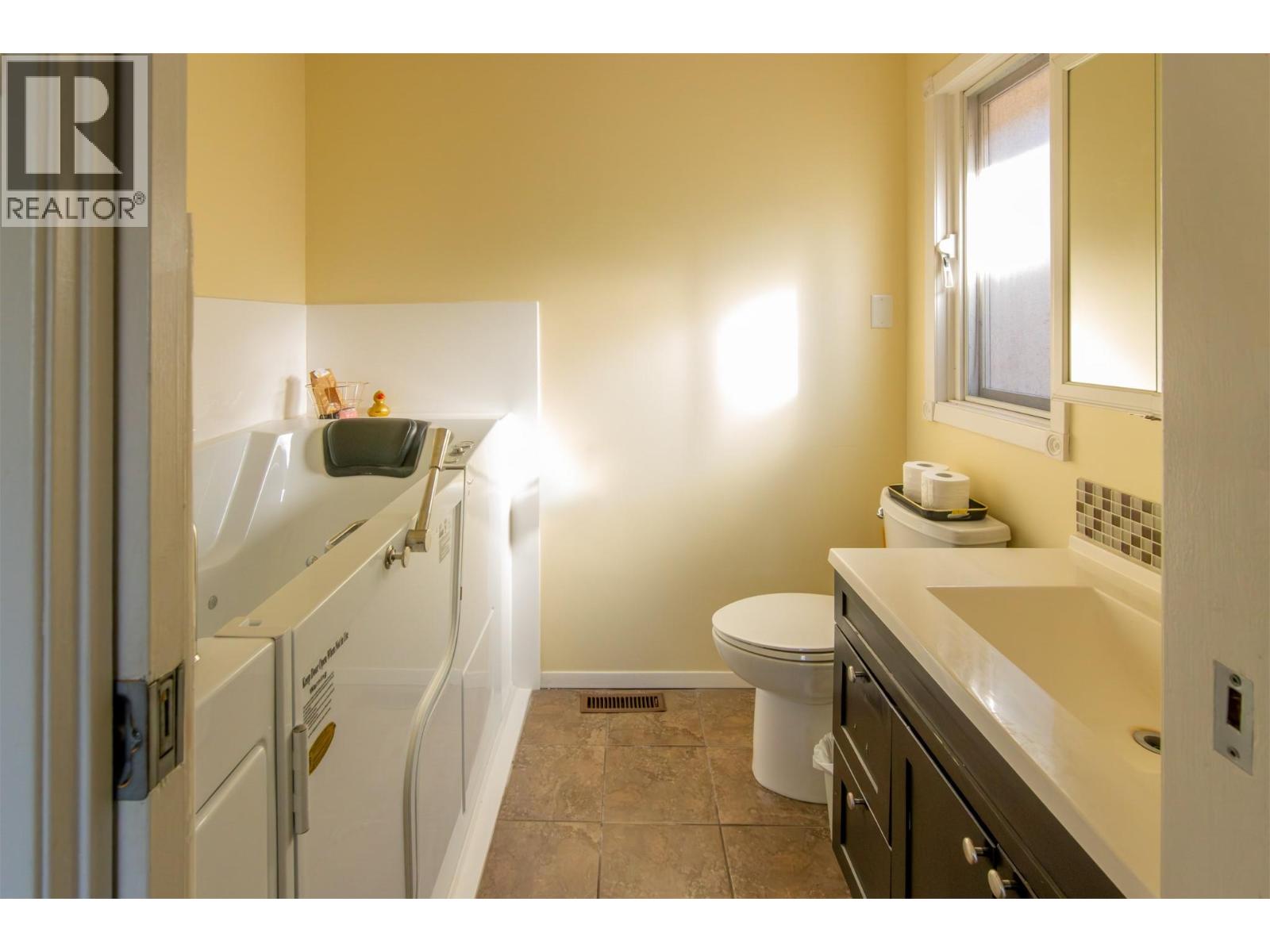 2455 5TH Avenue NE, Salmon Arm - Image 1