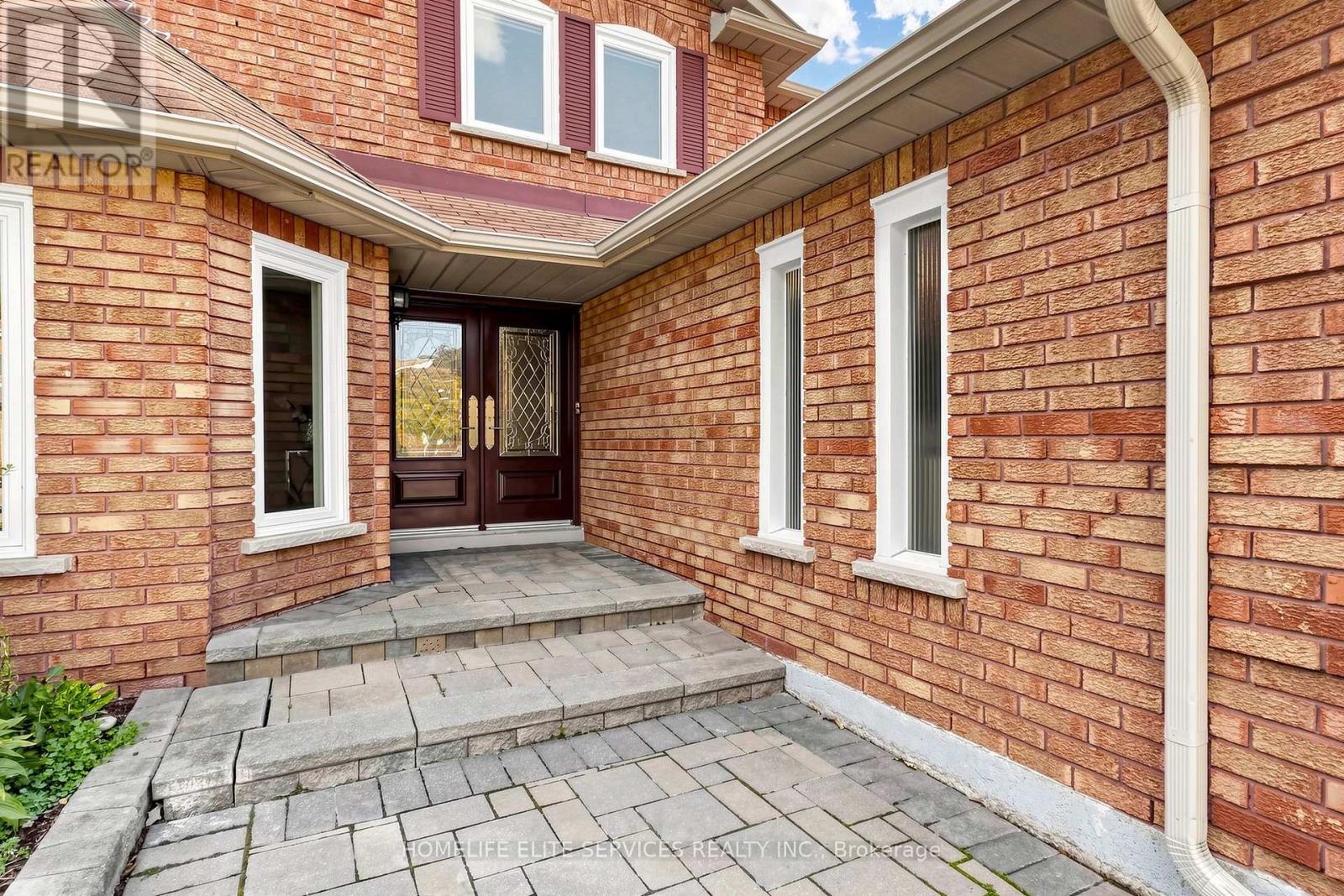 2432 Stoll Drive, Oakville, ON photo 3
