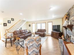 Living room - 205 Limousin Avenue, St Clements, MB R1A2A8 Photo 8