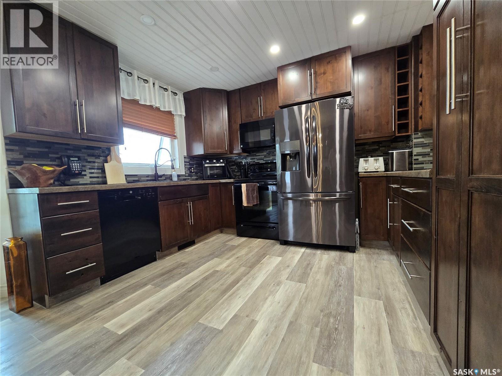 236 BEAN CRESCENT, Weyburn — photo 3