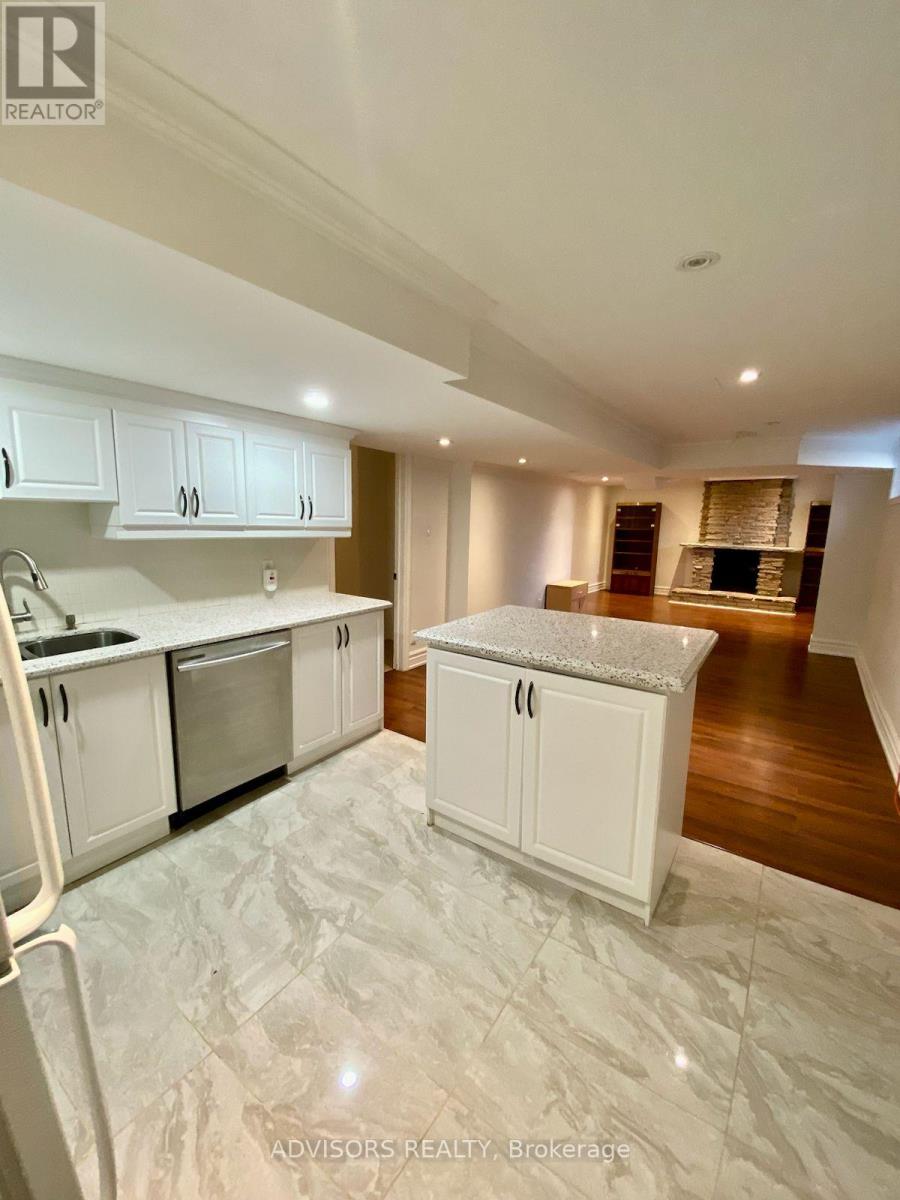16 SABRINA COURT, Richmond Hill (North Richvale) — photo 2