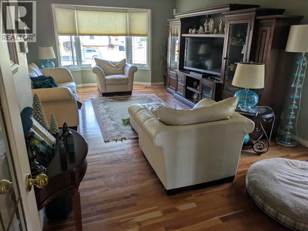 1009 22 Avenue, photo 15 of 36
