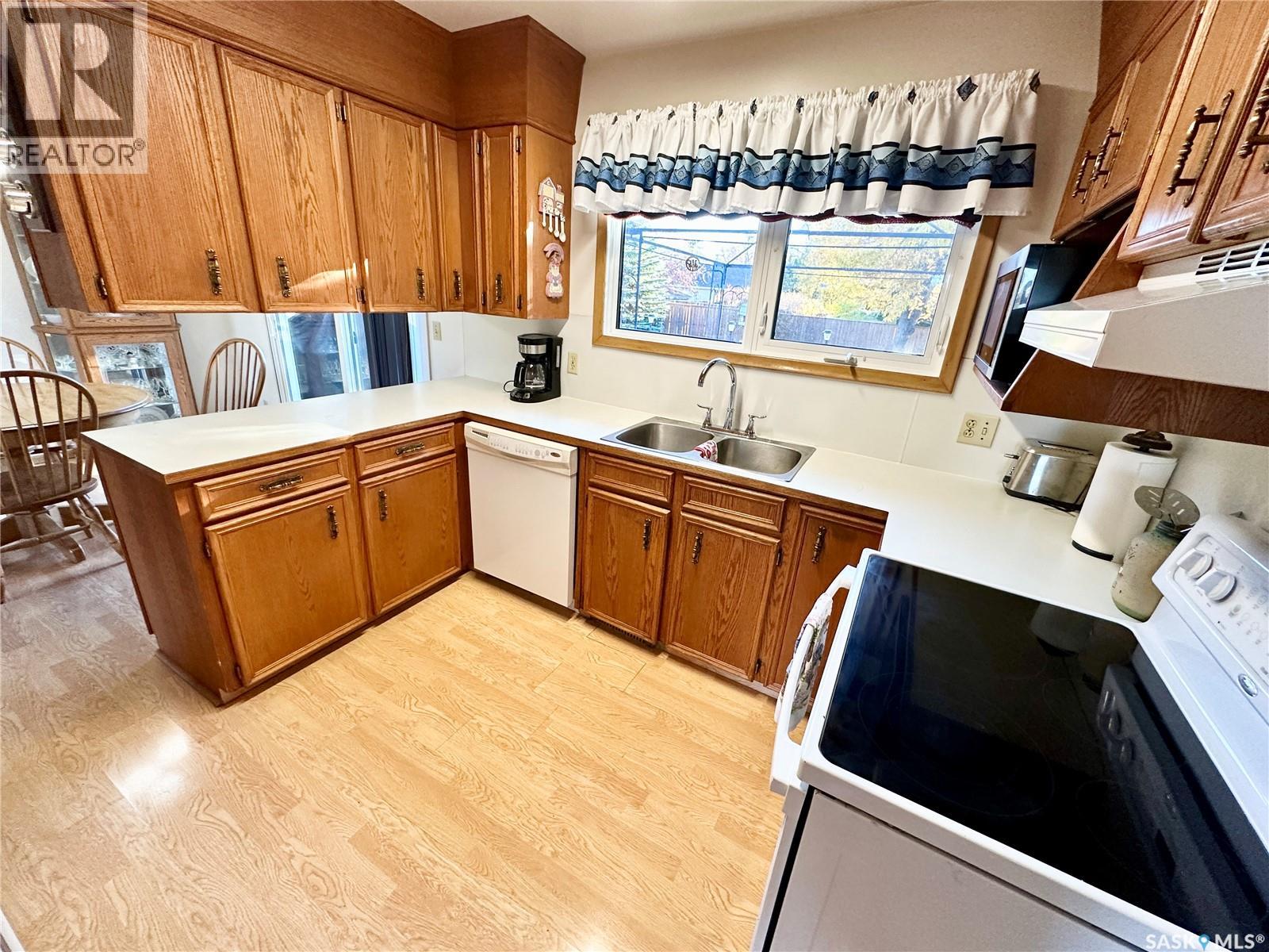 236 13th STREET NE, Weyburn — photo 2