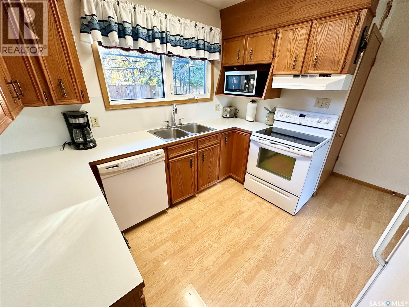 236 13th STREET NE, Weyburn — photo 3