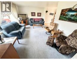 Foyer - 236 13th Street Ne, Weyburn, SK S4H1L2 Photo 7