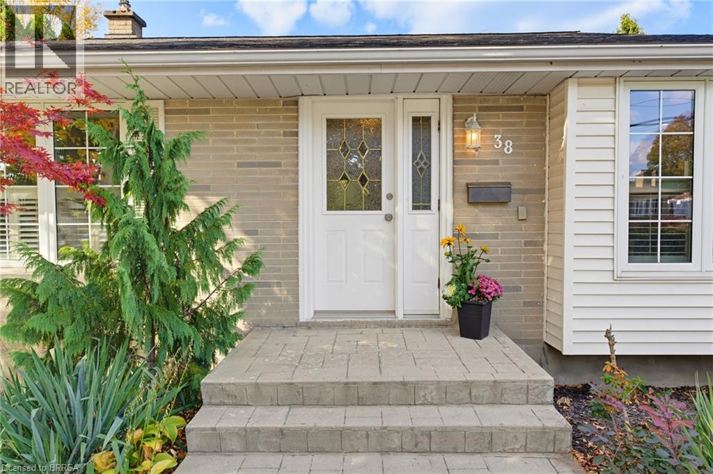 38 VARADI Avenue, Brantford — photo 3