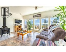 Living room - 8732 3a Highway, Sirdar, BC V0B2N1 Photo 7