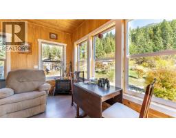 8732 3a Highway, Sirdar, BC V0B2N1 Photo 21