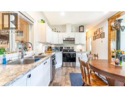 8732 3a Highway, Sirdar, BC V0B2N1 Photo 10