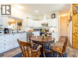 Kitchen - 8732 3a Highway, Sirdar, BC V0B2N1 Photo 8
