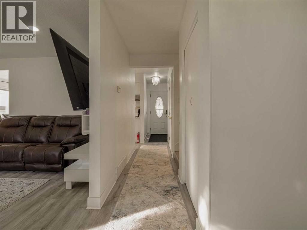 1216 Lakewood Road S, Lethbridge — photo 3