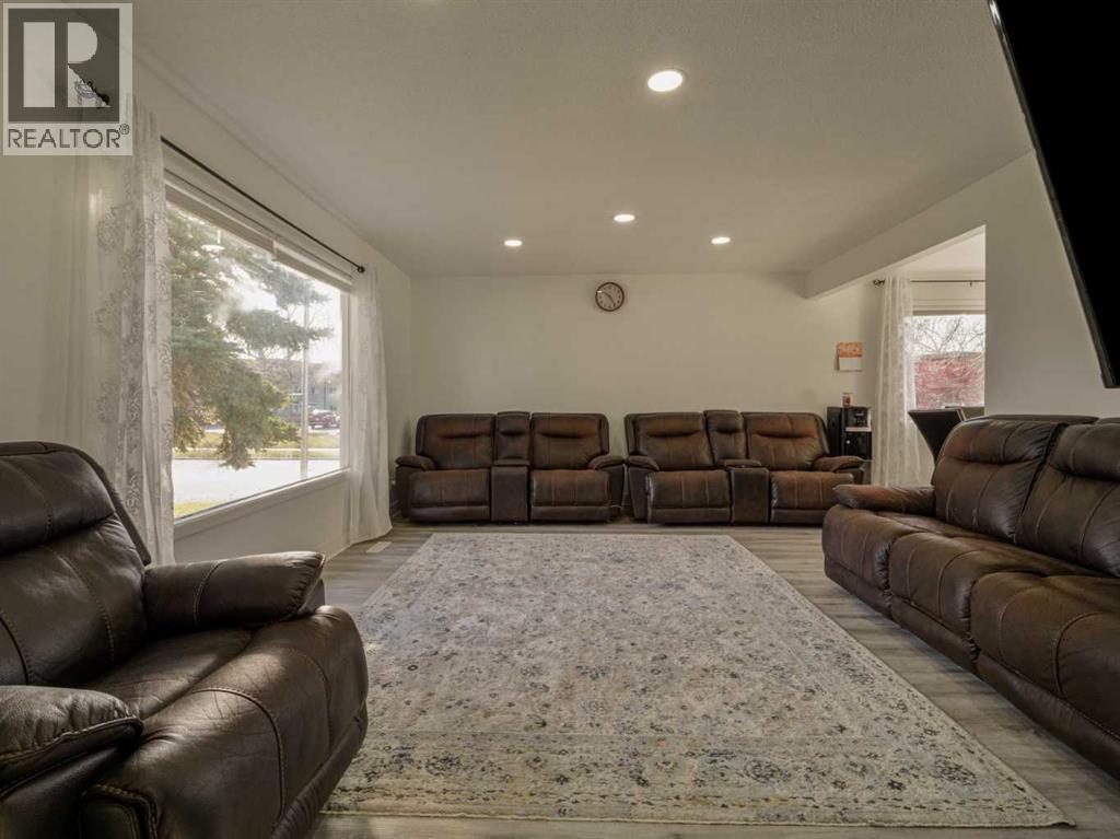 1216 Lakewood Road S, Lethbridge — photo 4