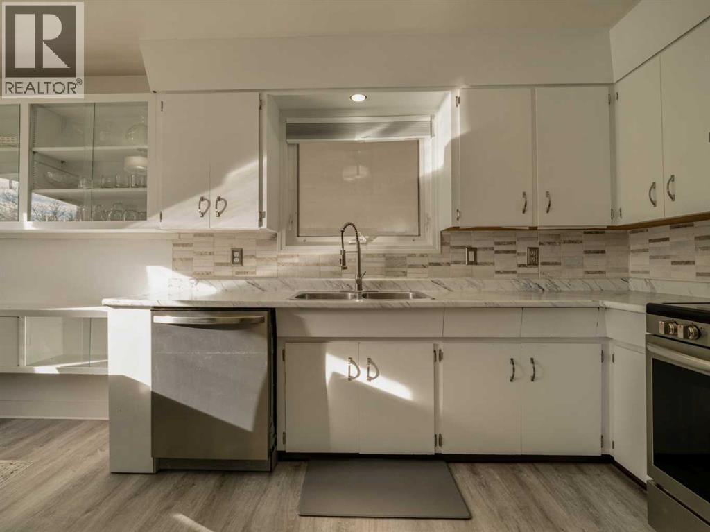 1216 Lakewood Road S, Lethbridge — photo 8