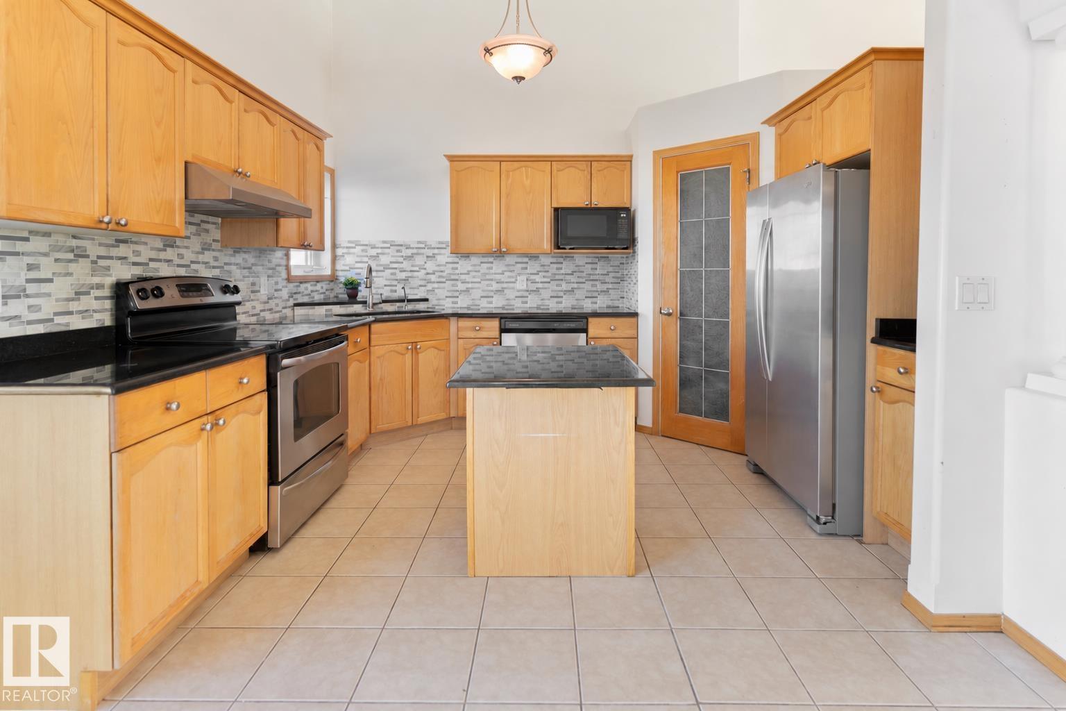 8010 166A AV NW, Edmonton — photo 13