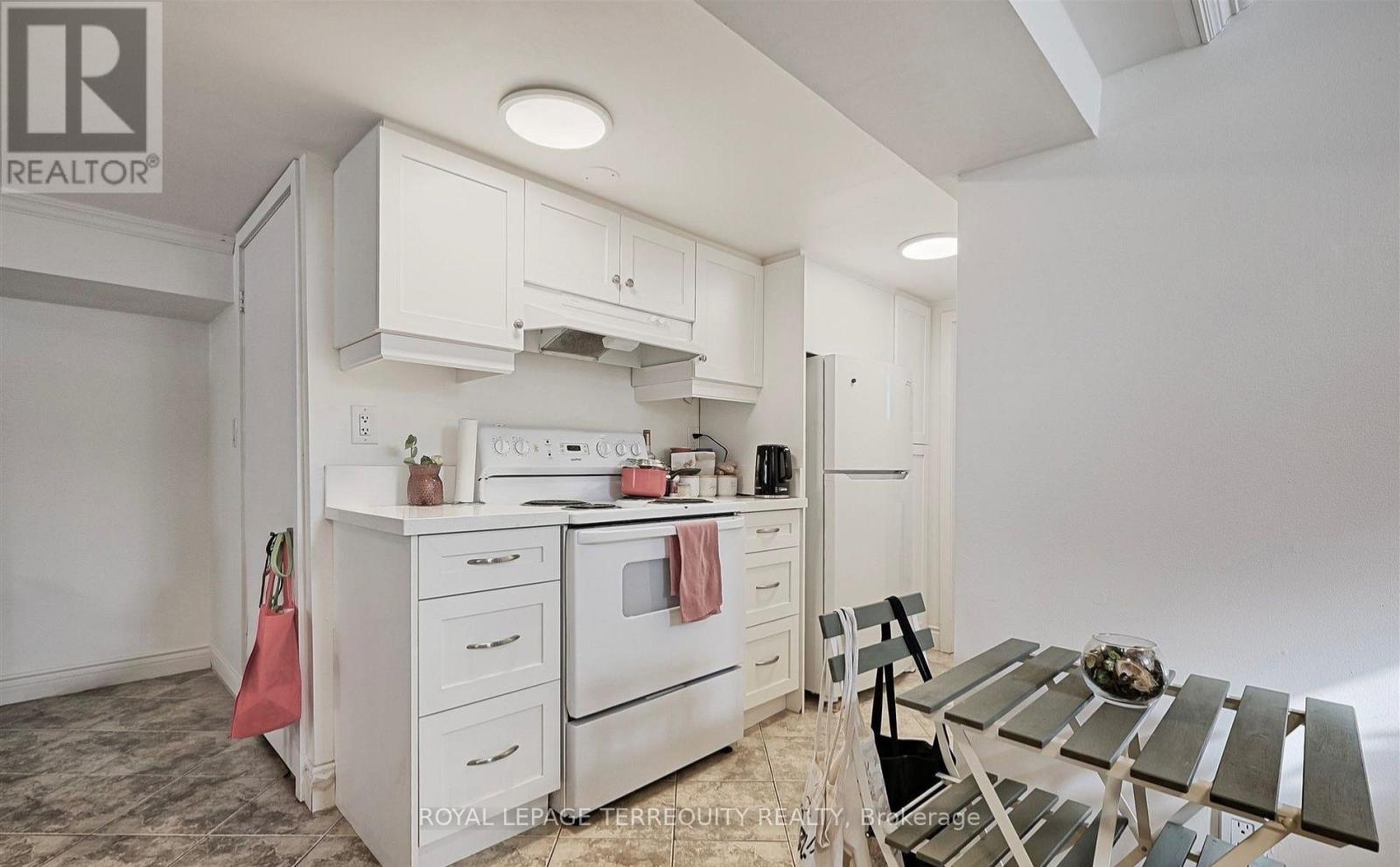 LOWER - 471 GILBERT AVENUE, Toronto (Caledonia-Fairbank) — photo 4