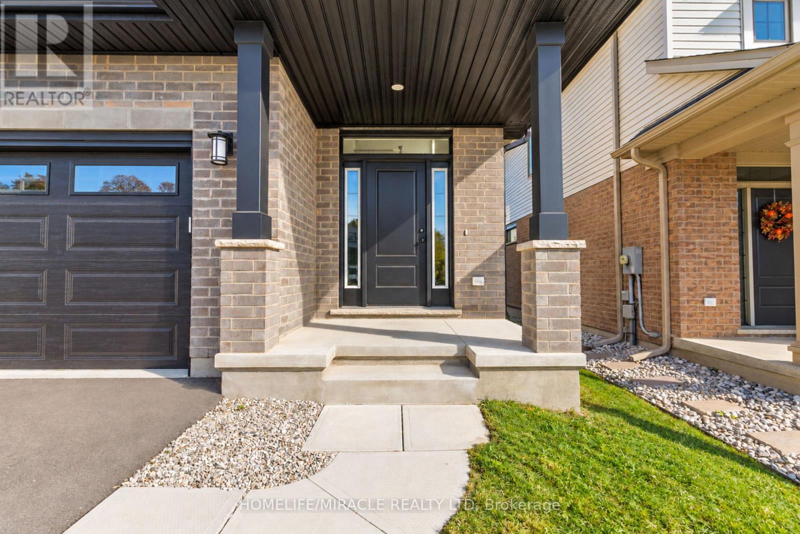 60 Lark Street, Tillsonburg, ON photo 3