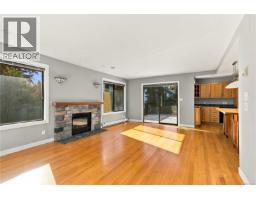 1161 Hadfield Ave, Esquimalt, BC V9A5N8 Photo 32