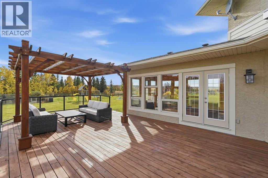 Imagine the indoor and outdoor parties here as guests move from the pergola into the sunroom and back