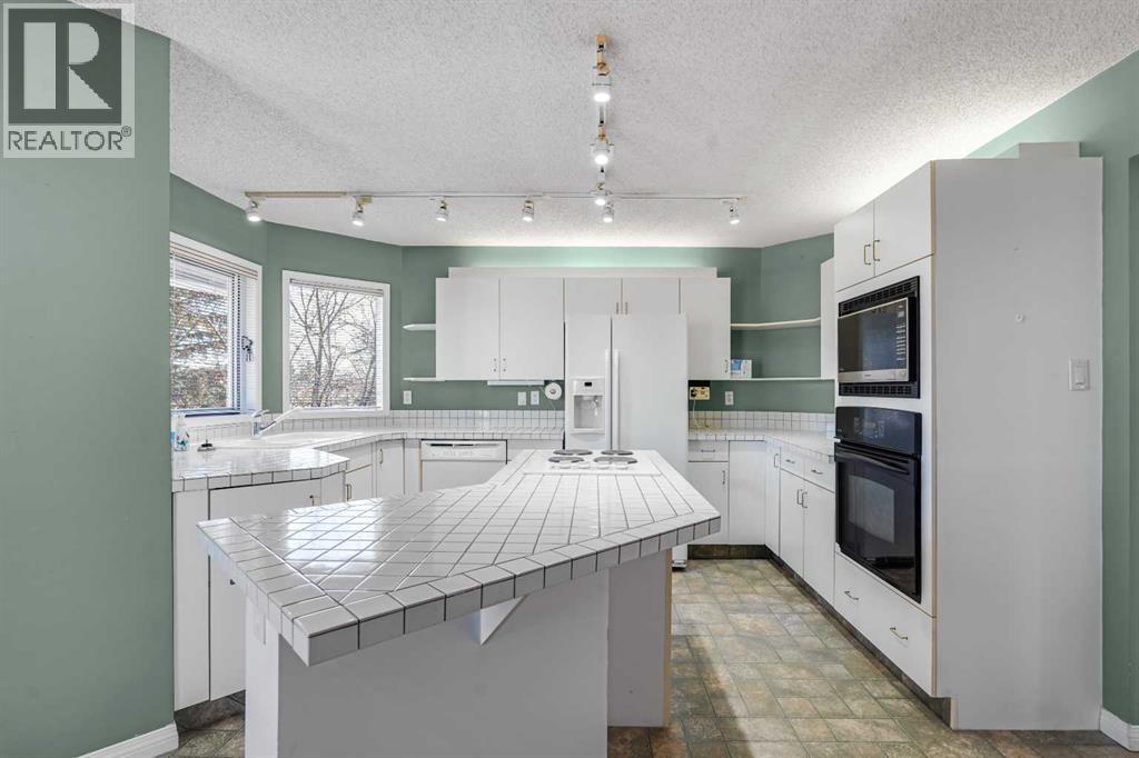 84 Strathlorne Crescent SW photo 10