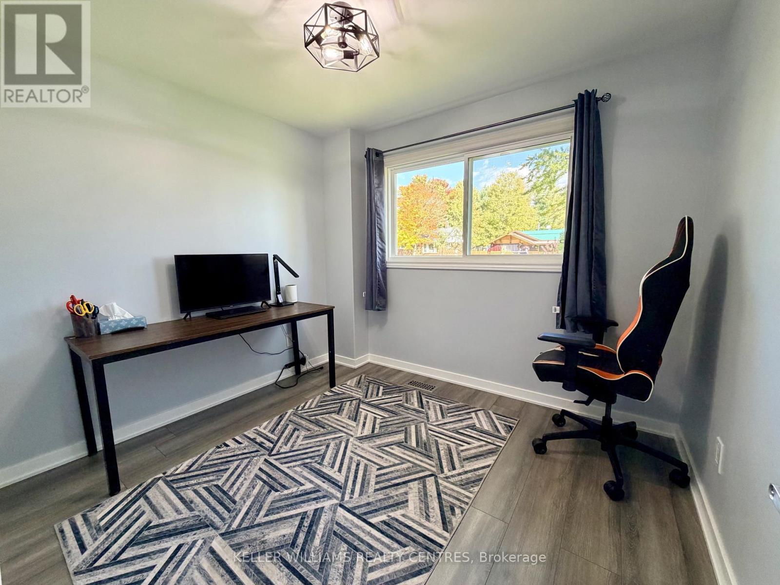 18 Bushey Avenue, Essa photo 18