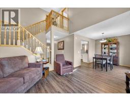 4pc Bathroom - 749 Sandringham Place Nw, Calgary, AB T3K3Z1 Photo 9