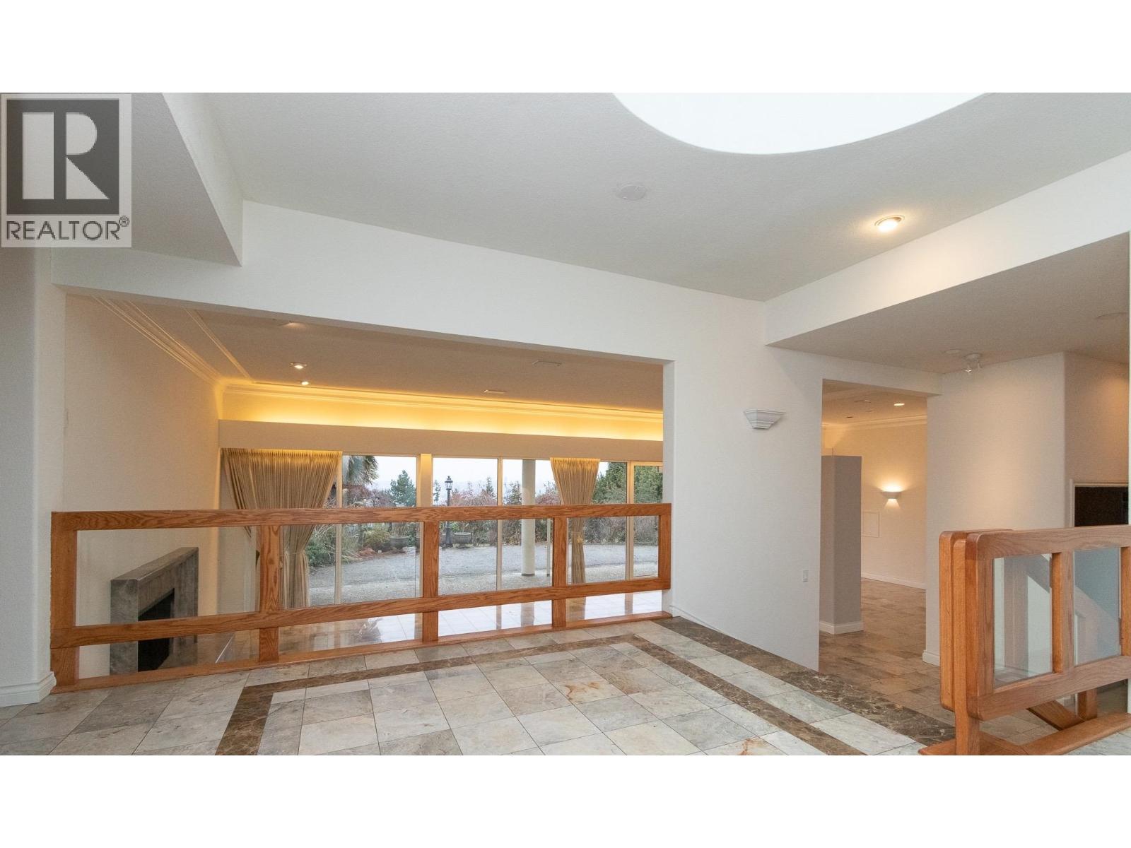 770 KING GEORGES photo 3
