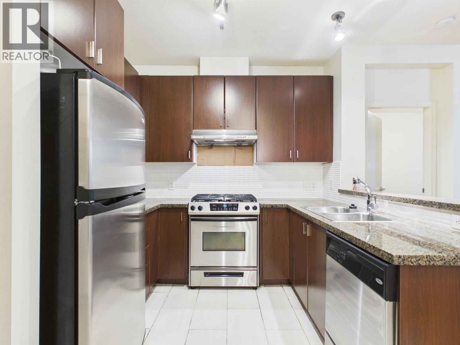 106 6888 SOUTHPOINT DRIVE — photo 3