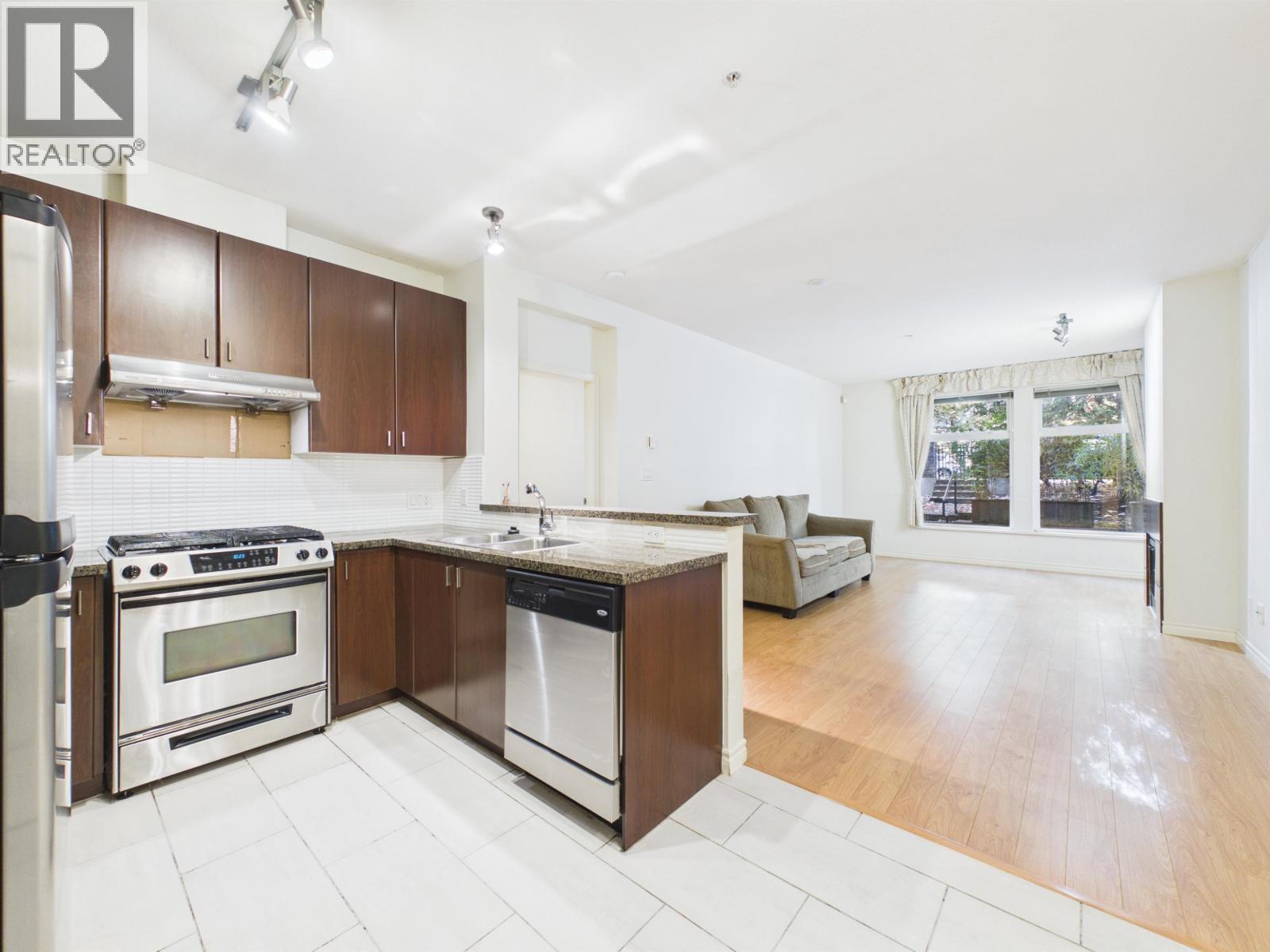 106 6888 SOUTHPOINT DRIVE — photo 2