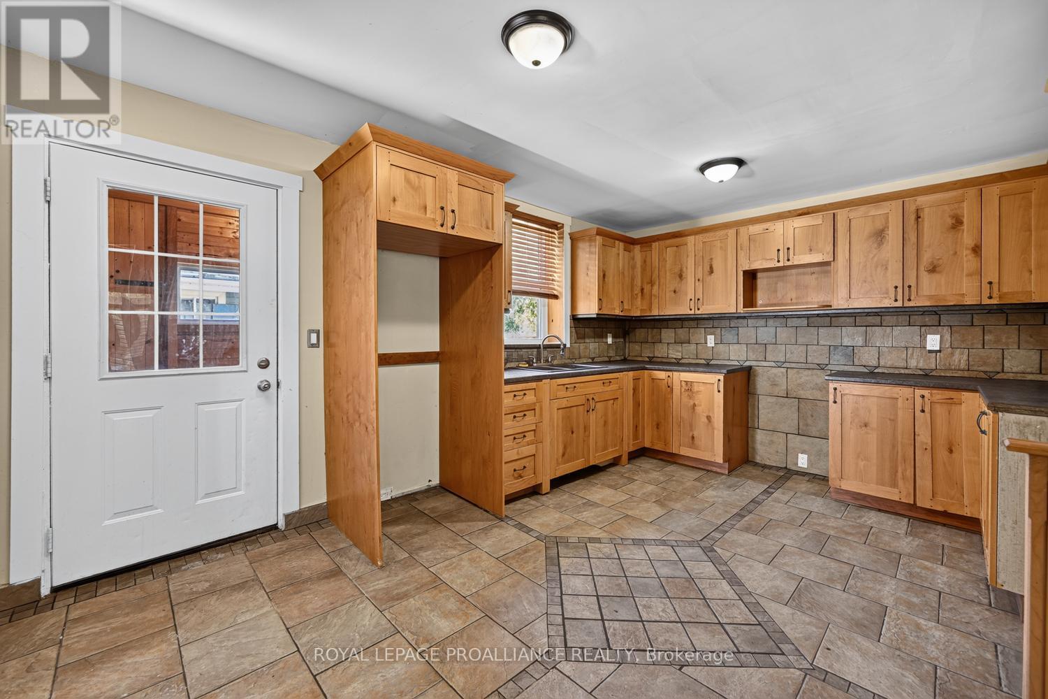 22 ABBOTT STREET, Brockville — photo 9