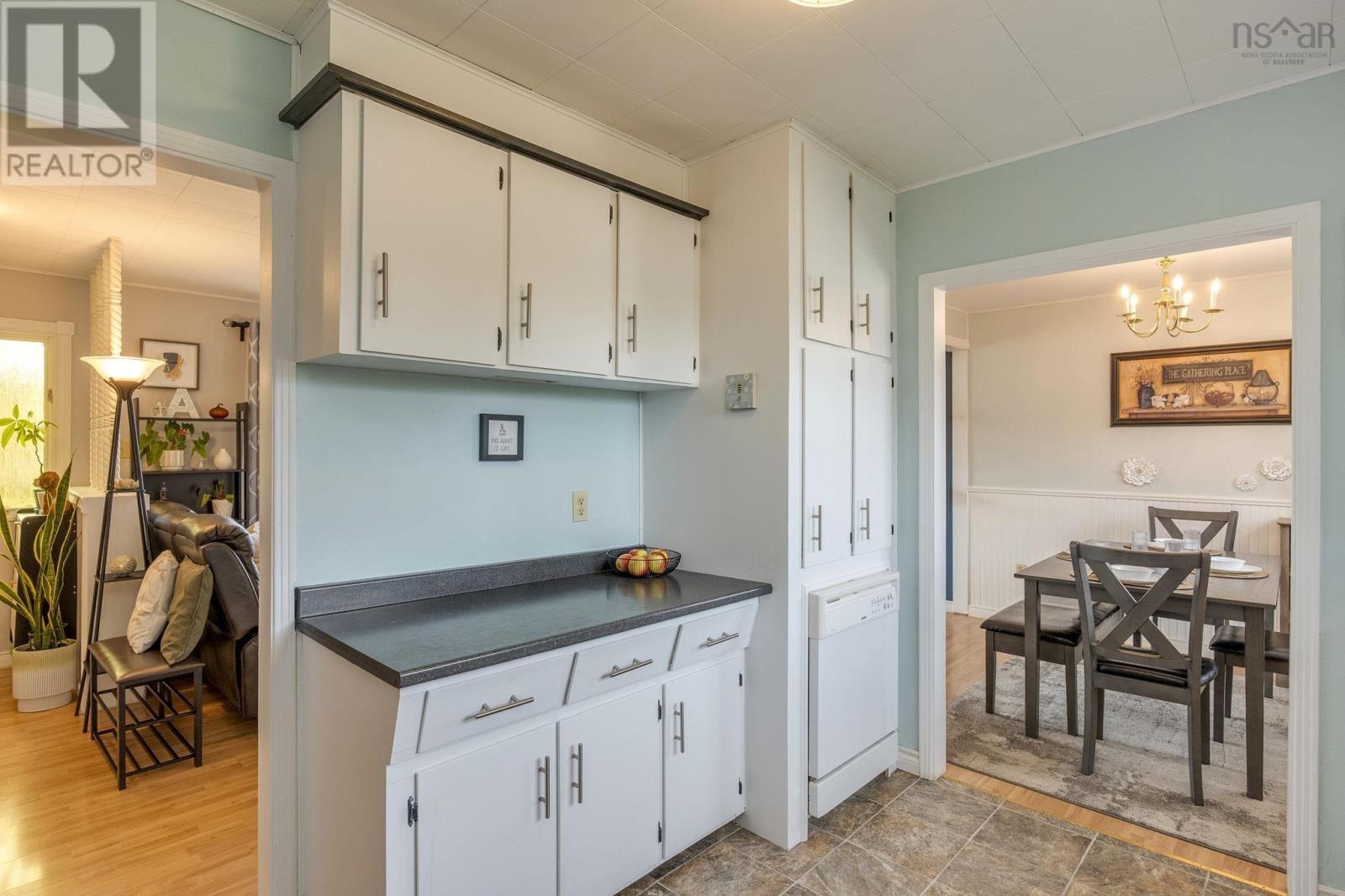 148 Maple Avenue, photo 16