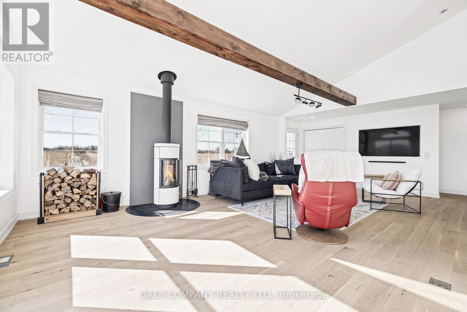 Great rm lots natural light from large windows