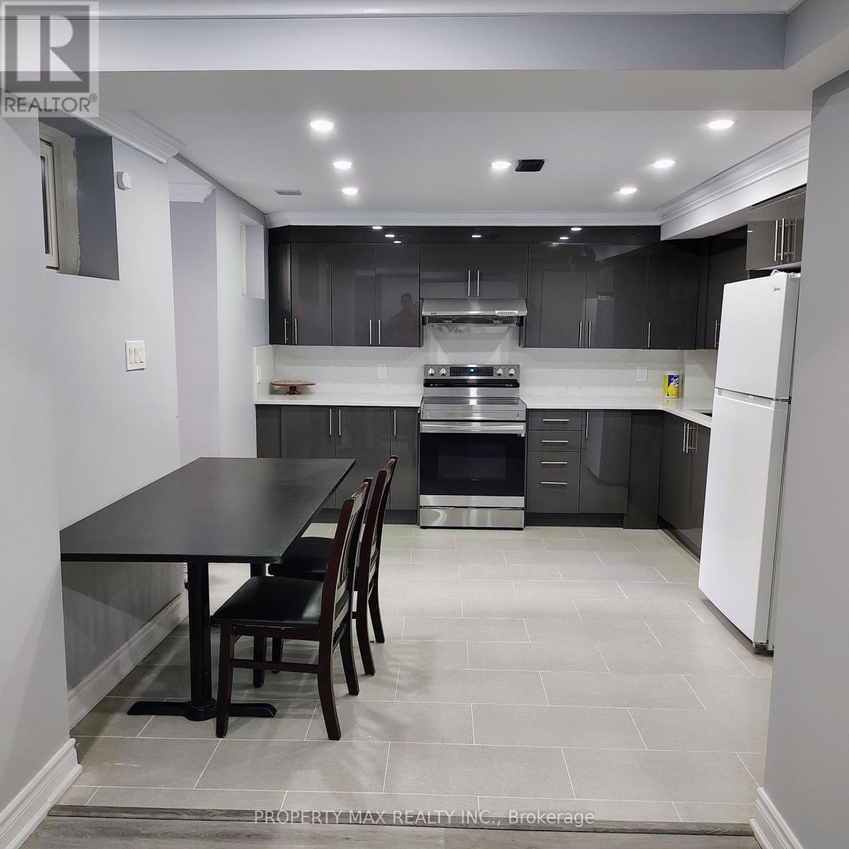 18 Stevensgate Drive, Ajax, ON photo 4