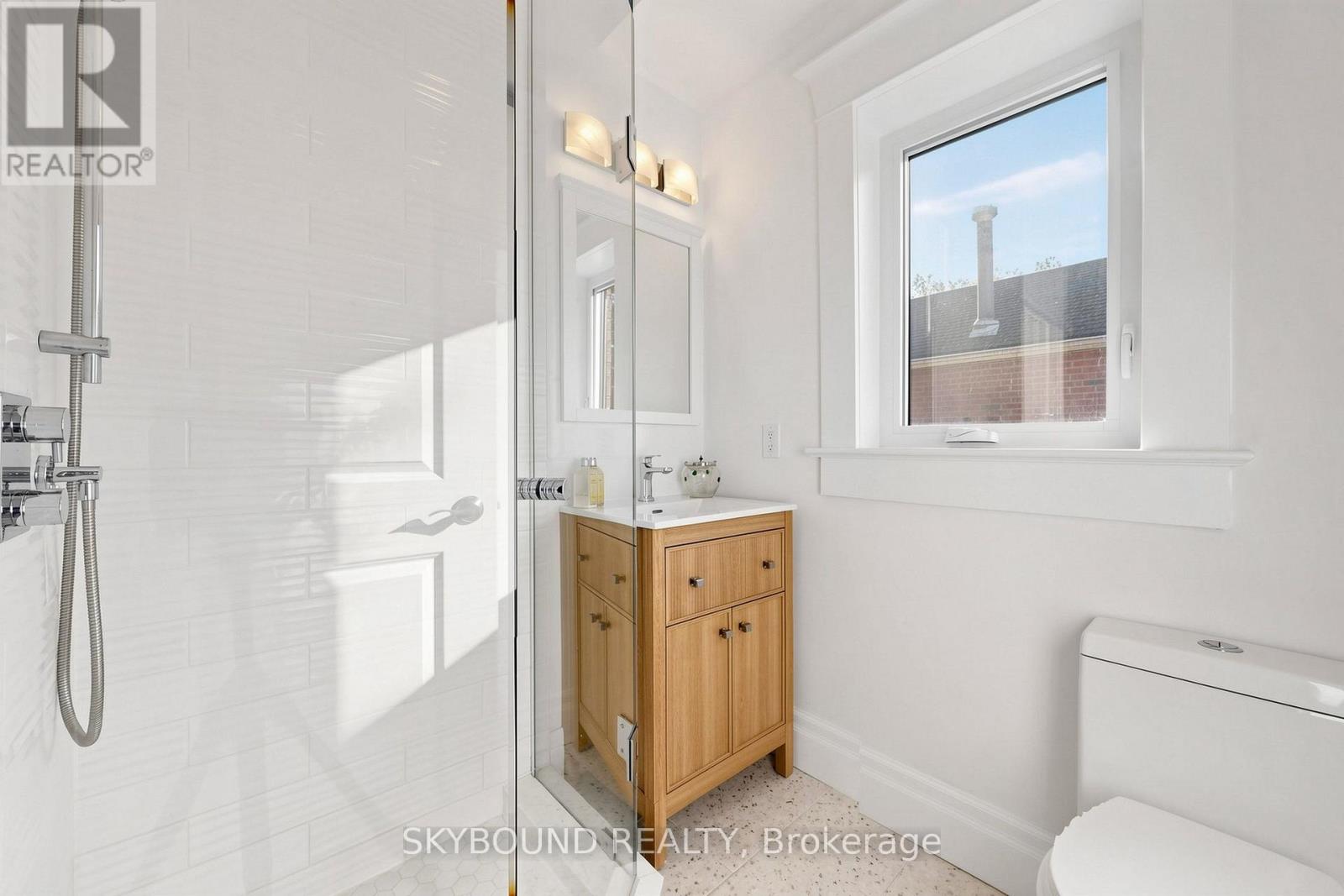 156 Hampton Avenue South, Toronto, ON photo 32