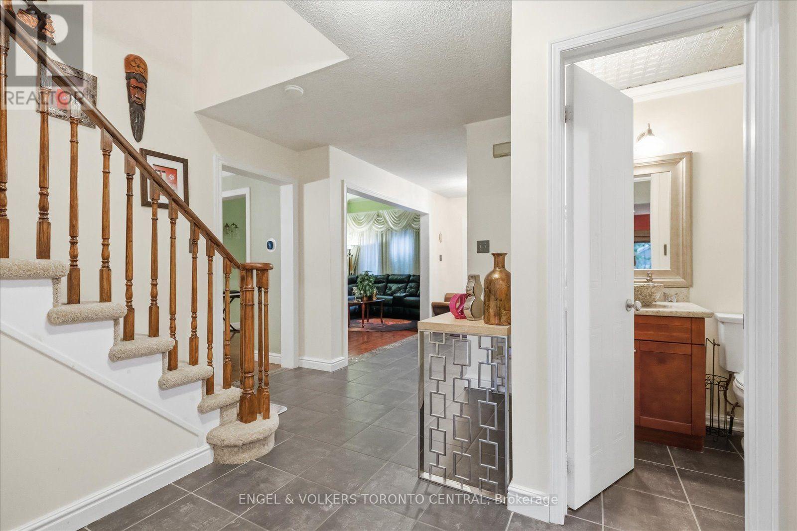 14 Hillman Drive, Ajax, ON photo 5
