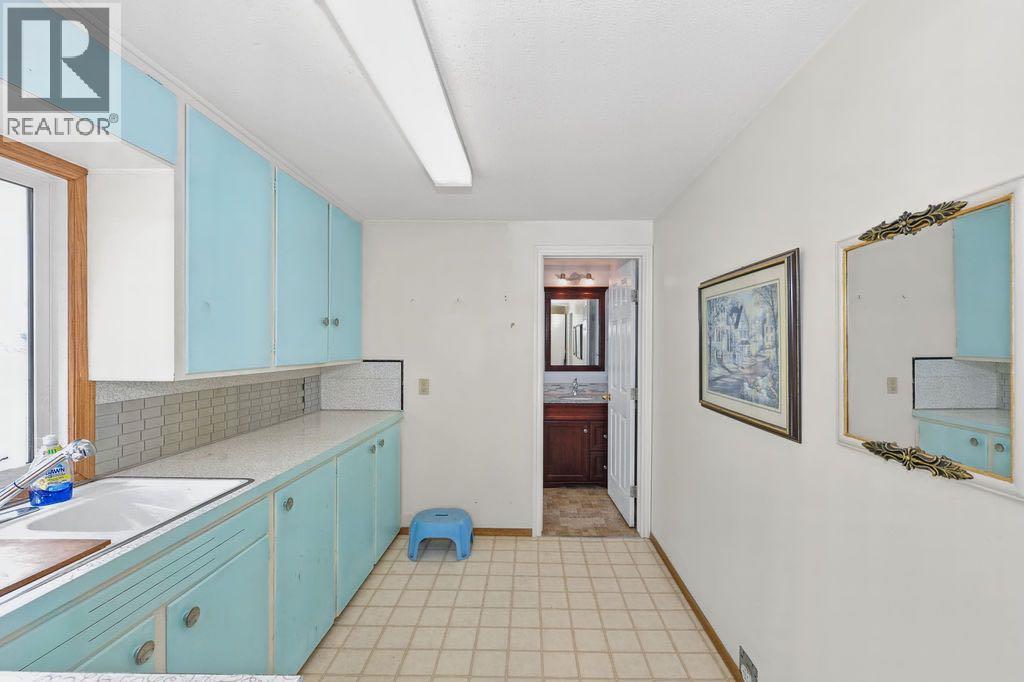 kitchenette upper level